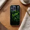 Bladeren - Regendruppels - Licht - Groen Telefoonhoesje iPhone 17 Pro klein -sfeer1