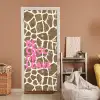 Tekst - Be cool or leave - Roze - Giraffenprint deurposter klein -sfeer1