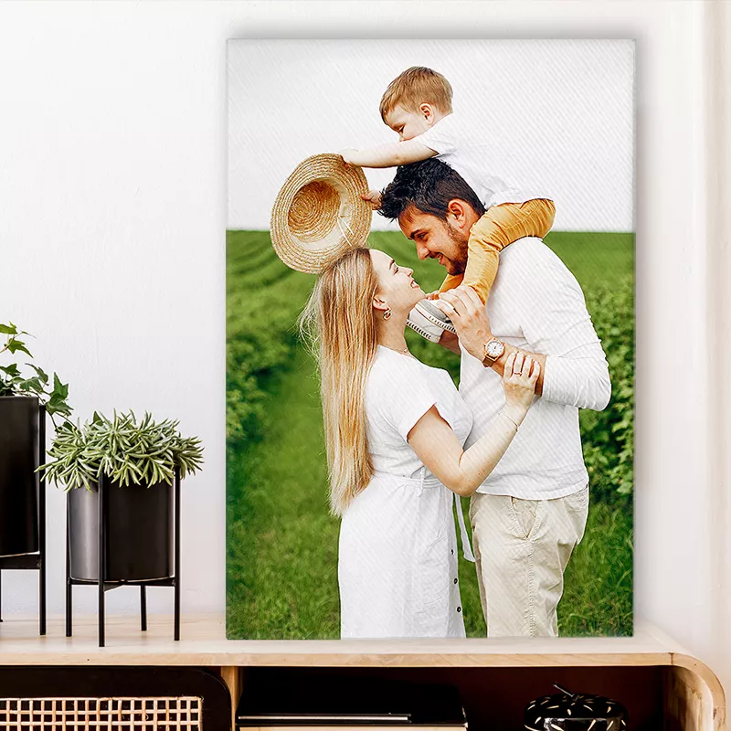 Een foto op canvas van een gezin staat op een tafel