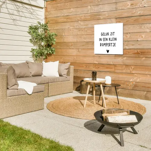 Spreuken - Quotes - Geluk zit in een klein rompertje Tuinposter op houten frame 2 cm dik klein -sfeer2