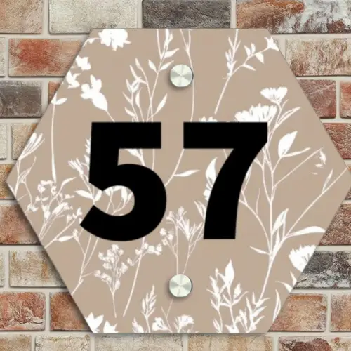 Beige bloemmotief - Traditioneel Naambord Hexagon klein -sfeer2