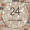 Beige bloemmotief - Klassiek Naambord Rond klein -sfeer2