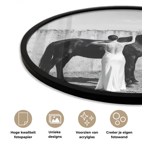 Vrouw - Paard - Artistiek Fotolijst rond zonder passe partout klein -closeup_NL