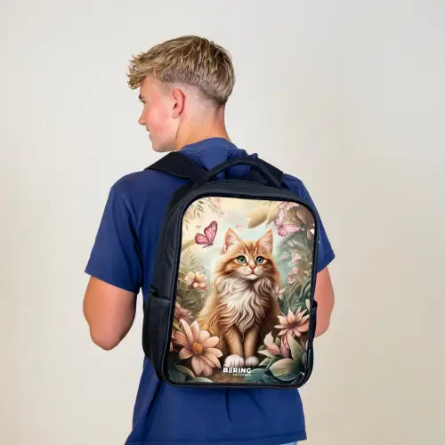 Kat in bloemenveld met roze vlinders. Rugzak - Zwart middel -sfeer8