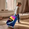 Gele raceauto bij kleurrijke zonsondergang Kinderkoffer - Blauw klein -sfeer1