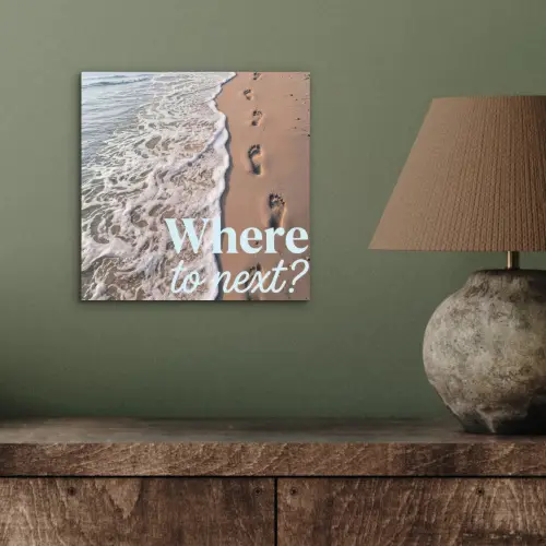 Where to next - Strand - Voetstappen aluminium wit klein -sfeer2