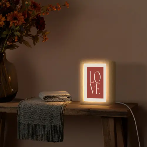 Love - Rood - Minimalistisch Light Box met kabel (Wandlamp) klein -sfeer4