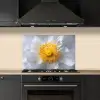 Wit - Bloem - Elegant keuken achterwand spatscherm klein -sfeer1