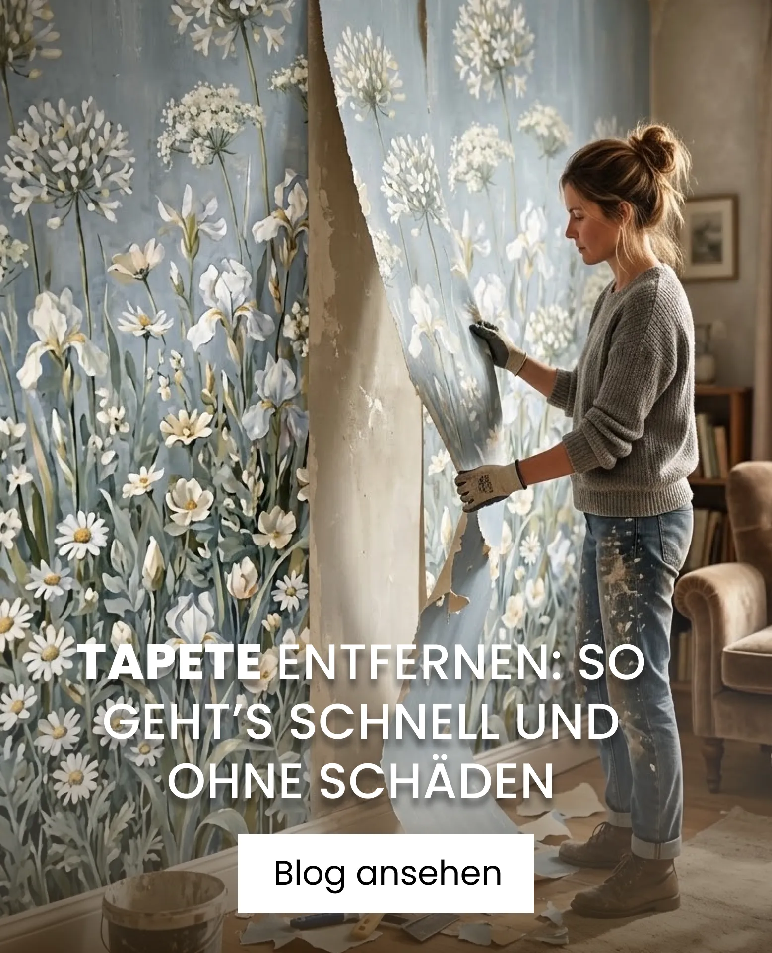 Frau, die Tapete entfernt