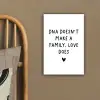 Engelse quote "DNA doesn't make a family, love does" met een hartje op een witte achtergrond canvas 2cm klein -sfeer3