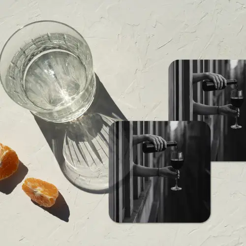 Wijnfles - Glas - Handen - Raam onderzetter kurk middel -sfeer4