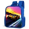 Gele raceauto bij kleurrijke zonsondergang Kinderrugzak - Blauw middel -schuin