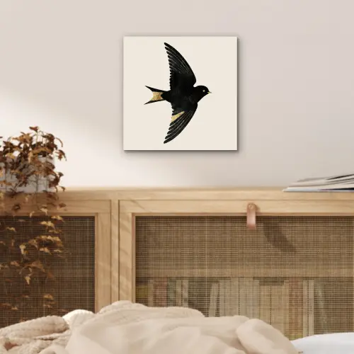 Zwarte zwaluw - Gouden accenten - Lichte achtergrond aluminium wit klein -sfeer3