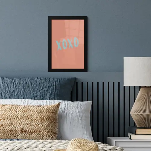 XOXO - Blauw - Perzikkleur fotolijst zwart zonder passe partout klein -sfeer3