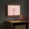 Giraffe - Illustratie - Roze Light Box met batterij (Wandlamp kind) middel -sfeer5_kind