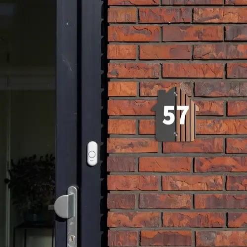 Hout en antraciet - Traditioneel Naambord Huisje klein -sfeer2