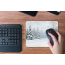 Bospad - Dennen - Sneeuw - Winter - Rustgevend muismat rubber klein -toetsenbord