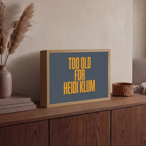 Too old for heidi klum - Geel - Blauw Light Box met batterij (Wandlamp) middel -sfeer2