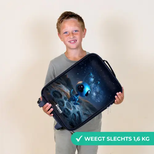 Blauw buitenaards wezentje onder sterrenhemel Kinderkoffer - Zwart klein -sfeer4_NL