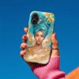 Portret - Vrouw - Schilderij - Blauw - Goud - Expressief Toughcase MagSafe Apple iPhone 17 klein -Sfeer1V