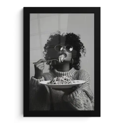 Vrouw - Pasta - Zwart - Wit fotolijst zwart zonder passe partout klein -3d