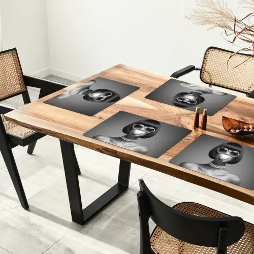 Vrouw - Zwart Wit - Ketting - Zonnebril Placemat vinyl groot -zzsfeer4_Kitchenyeah-website