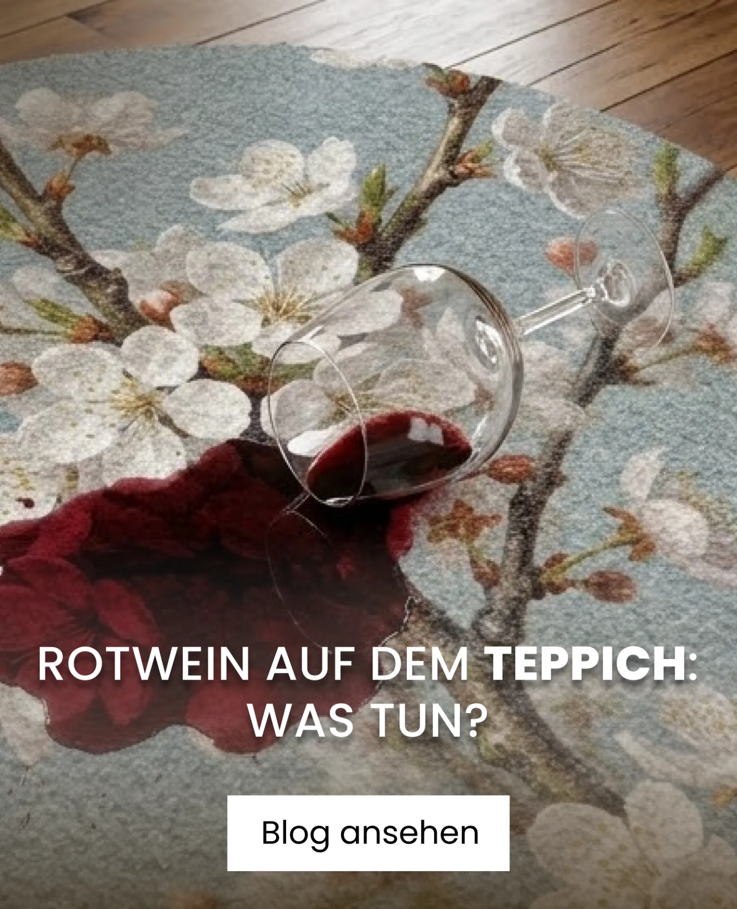 Glas mit Rotwein auf Teppich