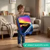 Gele raceauto bij kleurrijke zonsondergang Kinderkoffer - Blauw klein -sfeer2_NL
