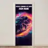 Astronaut surft durch das Weltall mit personalisierbarem Namensfeld. deurposter klein -3d_beige