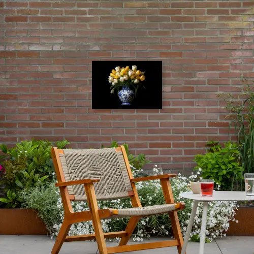 Geel - Tulpen - Vaas - Bloemen Tuinposter op houten frame 2 cm dik klein -sfeer3