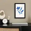 Bloem - Blaadjes - Minimalistisch - Blauw fotolijst zwart zonder passe partout klein -sfeer1