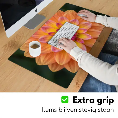 Dahlia - Bloem - Oranje Muismat XXL klein -sfeer3