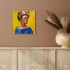 Frida Kahlo - Vrouw - Geel - Blauw - Bloemen plexiglas 5mm klein -sfeer5