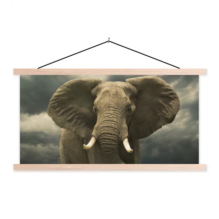 Afrikaanse olifant tegen de donkere wolken textielposter latten blank klein -3d