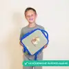 Een bruine beer die een boek leest - Groen Kinderrugzak - Blauw middel -sfeer1_NL