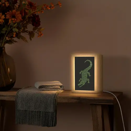 Krokodil - Groen - Tijgerachtig - Strepen Light Box met kabel (Tafellamp) klein -sfeer4