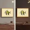 Vis - Sierlijk - Rugvin - Geel Light Box met batterij (Wandlamp) middel -sfeer3