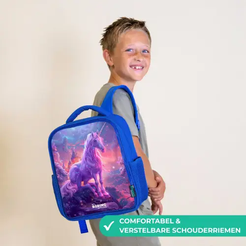 Paarse Eenhoorn in Magische Omgeving Kinderrugzak - Blauw middel -sfeer3_NL