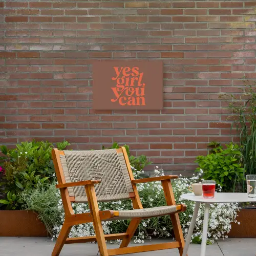 Yes girl you can - Oranje - Bruin Tuinposter op houten frame 2 cm dik klein -sfeer3