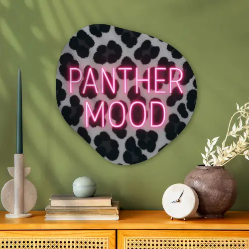 Panterprint - Zwart - Neonletters - Roze Wandcirkel Organisch Aluminium middel -sfeer2
