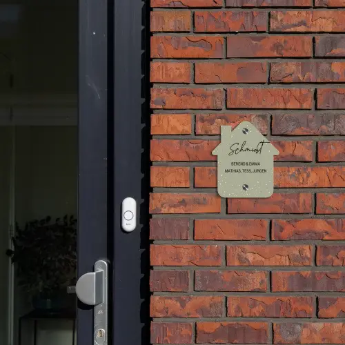 Olijfgroen met stippen - Sierlijk Naambord Huisje klein -sfeer2