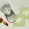 Kiwi - Lijntekening - Minimalistisch - Groen onderzetter kurk middel -sfeer4