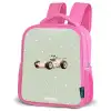Beige retro raceauto op groene stippen achtergrond Kinderrugzak - Roze middel -schuin