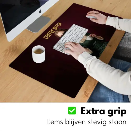Koffie - Vrouw - Middelvinger Muismat XXL klein -sfeer3