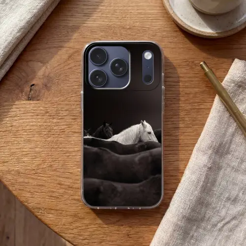 Paarden - Zwart - Wit - Kudde Telefoonhoesje iPhone 17 Pro klein -sfeer1