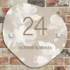 Beigefarbene Blumen Naambord Organisch middel -sfeer10