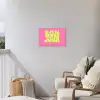 Bonjour - Roze - Fel groen Tuinposter op houten frame 2 cm dik klein -sfeer1