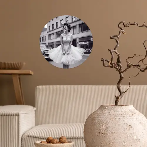 Retro - Vrouw - Zwart - Wit Wandcirkel behangsticker klein -sfeer1