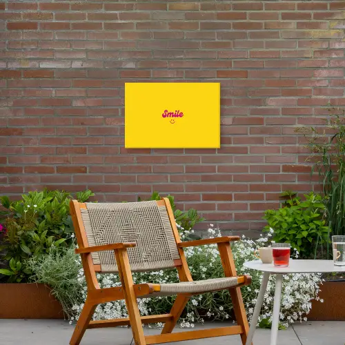Smile - Geel - Roze Tuinposter op houten frame 2 cm dik klein -sfeer3