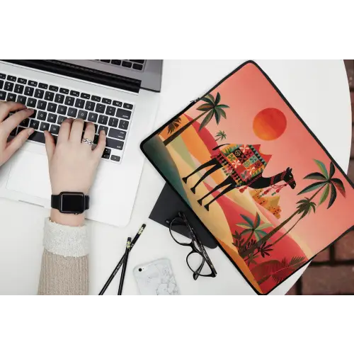 Kameel - Gekleurd tapijt - Duinen - Rode zon laptophoes neopreen klein -bureau